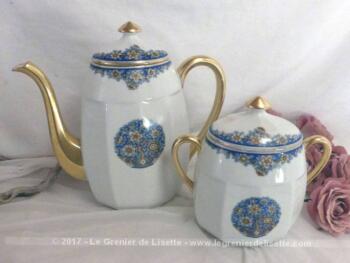 Ancienne cafetière verseuse et son sucrier en porcelaine de Limoges aux beaux dessins de fleurs bleues .