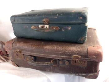 Deux anciennes valises, un grande et une petite en fibre vulcanisée pour une décoration très vintage.