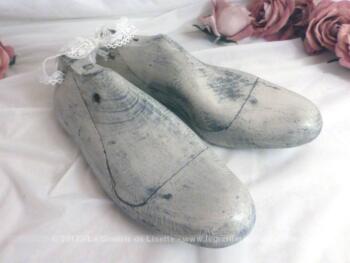 Vieille paire embauchoirs en bois, pour forme de chaussures, issue d'une vieille cordonnerie, revisitée en tendance shabby.