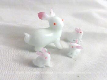 Lot de très petits lapins, une maman et ses 3 petits, miniatures en verre.