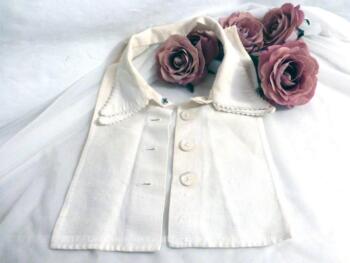Ancien petit plastron fait main, pour enfant ou poupon, tout en coton avec double cols.