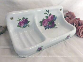 Grand porte-savon, en deux parties, en "Porcelaine de Fleurs" avec fleurs roses.