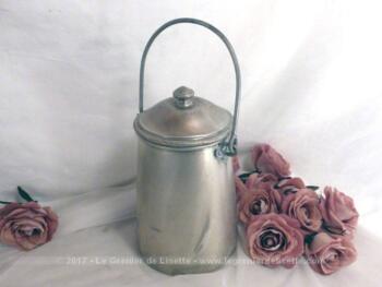 Ancien pot à lait en alu, estampillé 