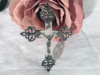 Ancienne croix pendentif en nacre et métal argenté.