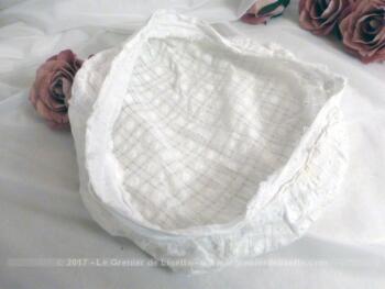 Ancien petit béguin en coton et broderies