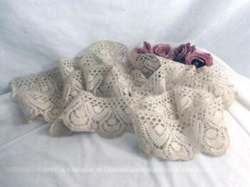 Coupon de 3m de long sur 9 cm de large dentelle ancienne au fuseaux, de couleur bistre.