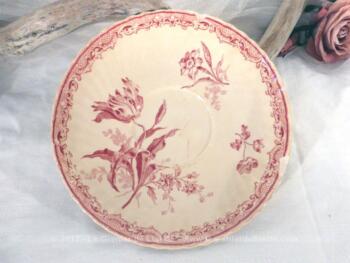 Petite assiette de 18 cm de diamètre en faience de Sarreguemines aux dessins de fleurs roses.
