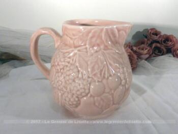Pichet rose aux reliefs de cerises et framboise estampillé 