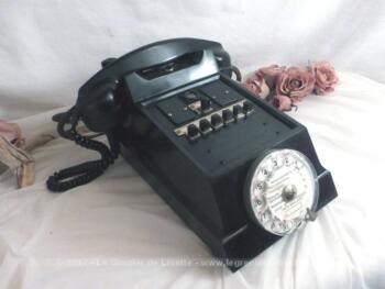 Ancien standard téléphonique avec son cadran de la marque Ericsson et datant des années 50/60.