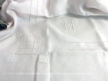 Sur-nappe en coton, fait main, avec superbes dessins de jours de Venise et ses monogrammes ML.