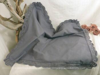 Grande taie d'oreiller, teintée en gris souris, avec sa bordure en broderie anglaise.