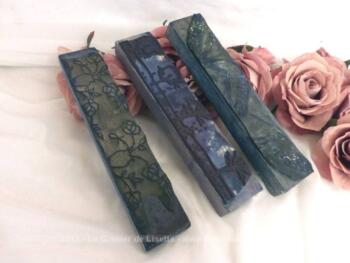 Trio anciens longs tampons bois pour dentelle aux dessins champêtres.