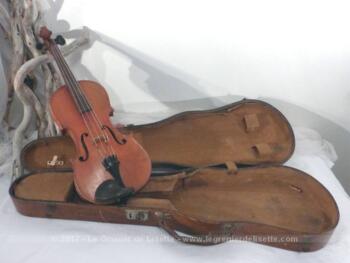 Pour décoration, un ancien violon et son étui en bois.