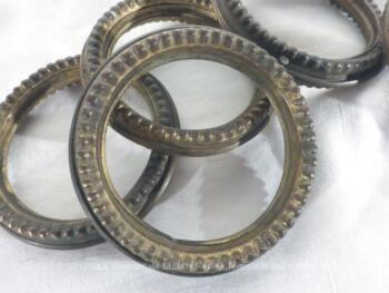 Lot de 9 anciens anneaux à rideaux en laiton de 6 cm de diamètre intérieur. Très vintage.