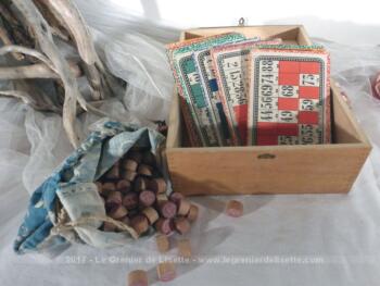 Ancien coffret en bois de jeu du loto avec 24 grille et ses numéros en bois .