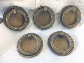 Lot de 5 anciens boutons de tiroir à anneaux en laiton.