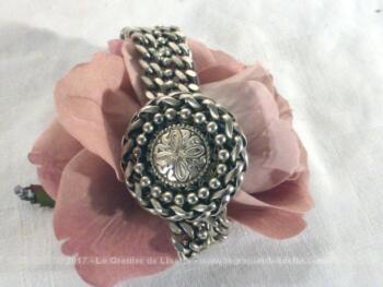 Bracelet métal vintage aux dessins de rosaces et volutes.