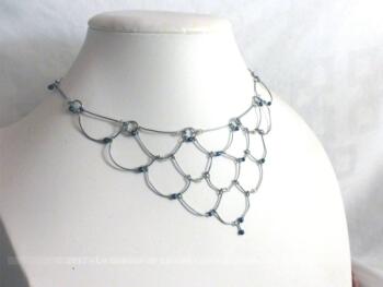 Collier ras de cou  tout en fil de métal léger et fin avec perles.