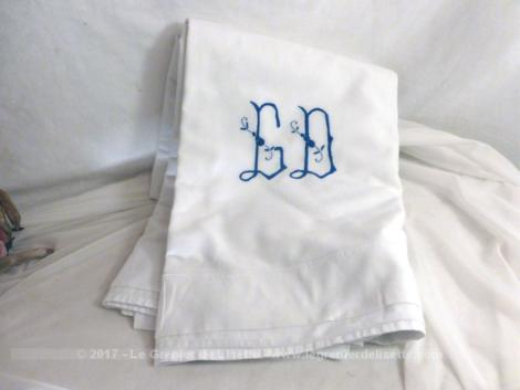 Ensemble d'un ancien drap en coton épais drap et son couvre oreiller assorti, tous les deux brodés des monogrammes CD de couleur bleu.