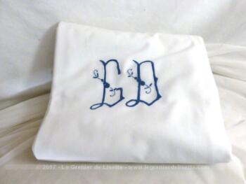 Ensemble d'un ancien drap en coton épais drap et son couvre oreiller assorti, tous les deux brodés des monogrammes CD de couleur bleu.