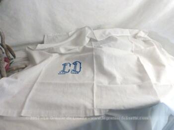 Ensemble d'un ancien drap en coton épais drap et son couvre oreiller assorti, tous les deux brodés des monogrammes CD de couleur bleu.