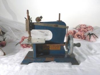 Ancienne petite machine à coudre, de la la marque "Piq-Bien", jouet pour enfant datant des années 50. Made in France.