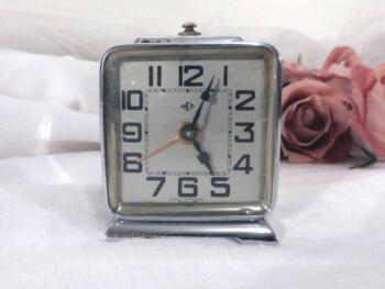 Ancien petit réveil vintage, forme cube, en métal de la marque OEP, made in France.