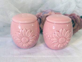 Salière et poivrière en faïence rose shabby.