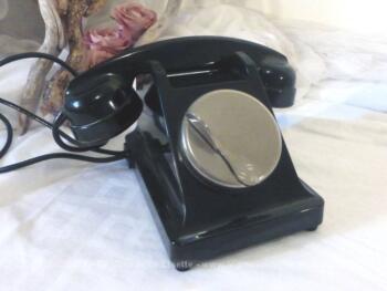 Ancien téléphone en  bakélite avec cadran à clapet. 