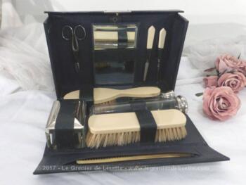 Ancienne trousse toilette de voyage complète, en cuir.