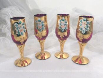 Lot de 4 verres en verre de Bohème, éclatants de lumière en verre rouge vermillon avec peinture couleur or.