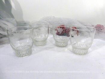 Lot de 4 verres anciens gravés de feuilles avec le socle dessiné de perles.