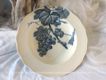 Grande assiette creuse ou saladier en porcelaine Faïence et Cristaux de E. Bourgeois, modèle Pomona.