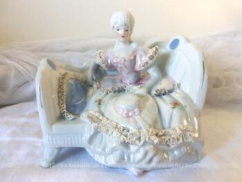 Marquise en porcelaine, assise sur une récamière.