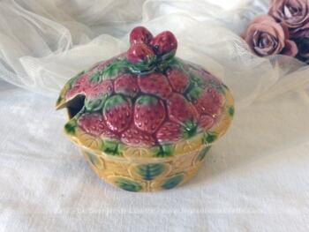 Confiturier en barbotine aux beaux dessins de fraises en relief  tout en faïence de Sarreguemines.
