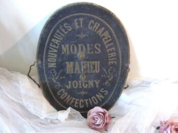 Partie plate d'un très ancien couvercle d'une boite à chapeaux. A utiliser comme décoration ou à insérer dans une création pour une tendance totalement shabby.