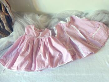 Duo d'anciens petits tabliers rose, faits à la main, pour fillettes ou poupons.
