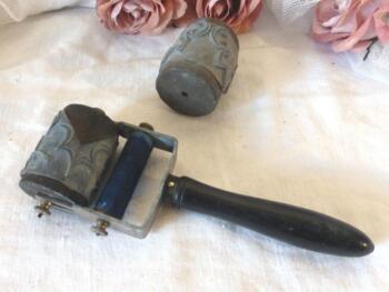 VENDU - Ancien rouleau festonneur et ses tampons