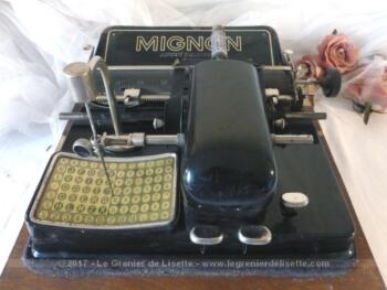 Très ancienne machine à écrire modèle MIGNON datant des 1920/1930,  très originale car elle fonctionne manuellement sans clavier. 