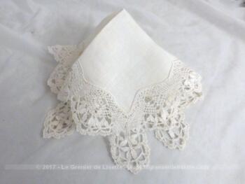 Ancien mouchoir de mariée, avec emplacement central en lin et contour en dentelle fuseaux.