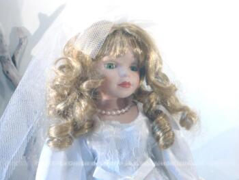 Poupée en porcelaine en  habit de mariée avec voile .