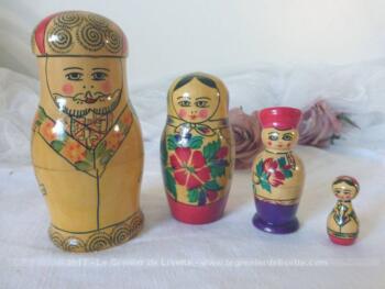 Jeu de 4 poupées russes à l'effigie du Tsar, la tsarine, le tsarévitch et la princesse.