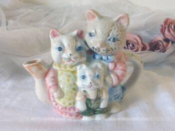 Théière originale, façon modèle anglais,  en forme de famille de chats, le papa chat, la maman chat et le petit chaton.