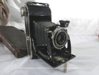 Ancien appareil photo à soufflet Agfa et sa sacoche en cuir patinée.