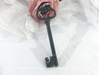 Ancienne clé avec un accueillage à la forme très originale.