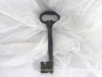 Ancienne clé avec un accueillage à la forme très originale.