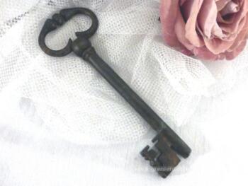 Ancienne clé avec un accueillage à la forme très originale.