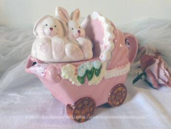 Théière originale, façon modèle anglais,  en forme de landau, de couleur rose et ses deux petits lapins.