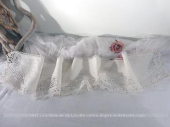 Ancien tour de cheminée fait main en lin et dentelle aux fuseaux.
