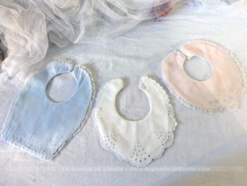 Trois petits bavoirs bleu, blanc et rose entièrement faits main, pour poupon ou bébé.